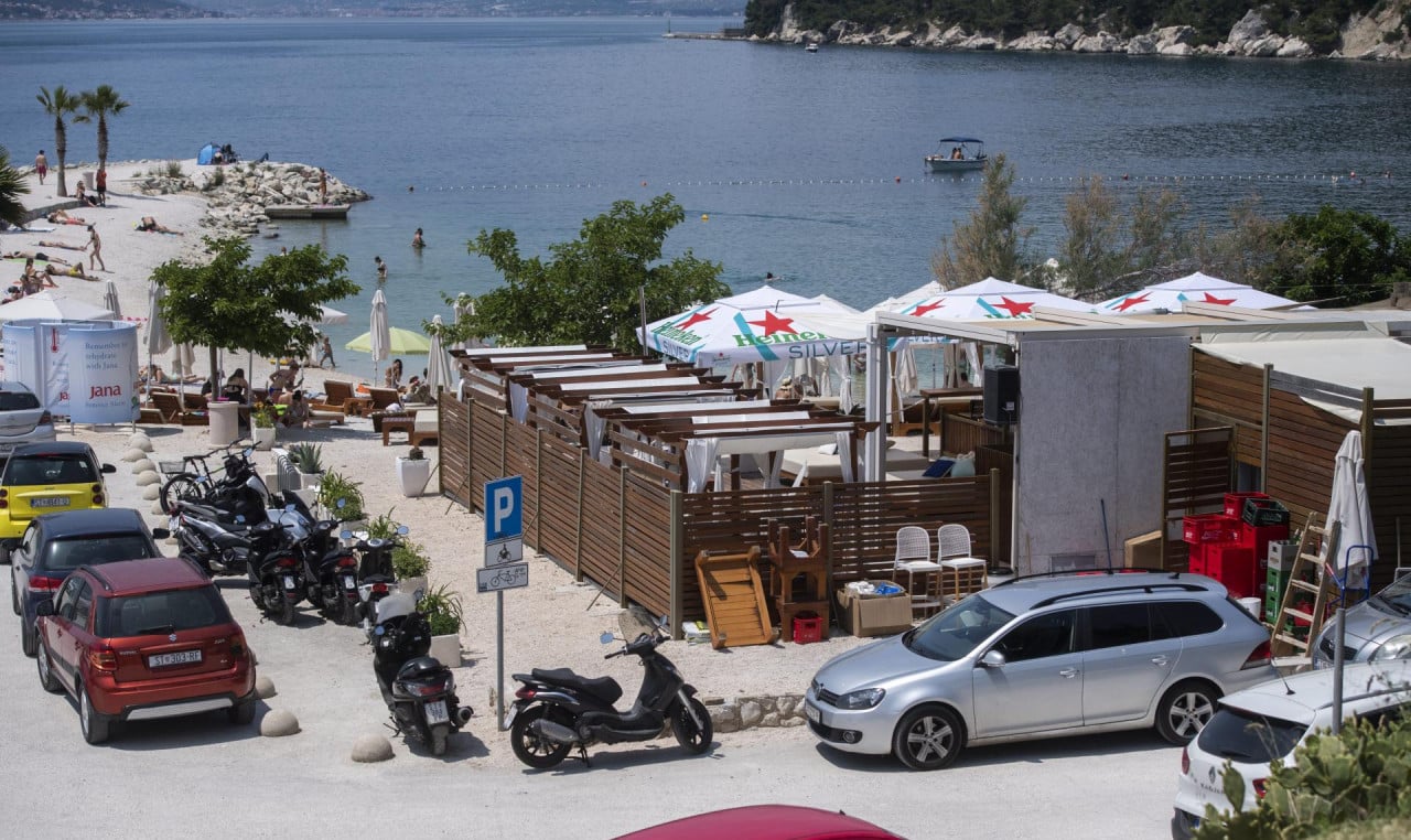 Drama u Hrvatskoj: Građani reanimirali ženu na plaži, hitna nije mogla proći zbog taksista