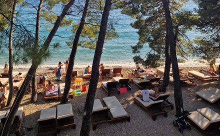 Zašto turisti u Hrvatskoj nose sirće na plažu? Problem sa kojim se suočavaju postaje sve ozbiljniji