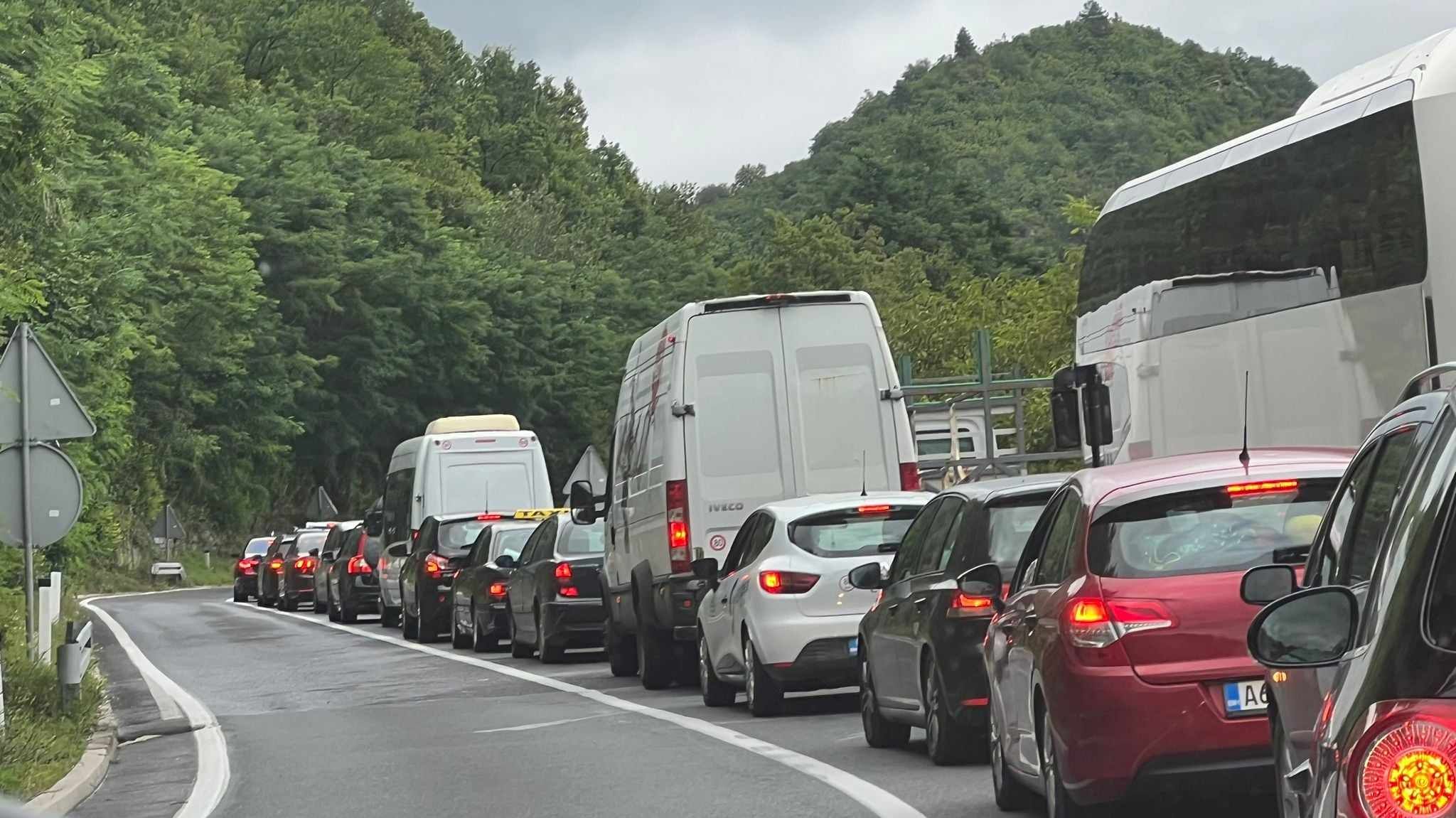 Teška saobraćajna nesreća: Stvorene kilometarske kolone na jednoj od najprometnijih saobraćajnica u BiH