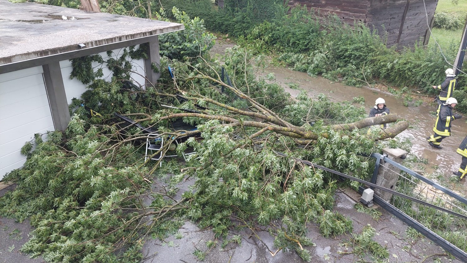 U zagrebačkom nevremenu poginula dva muškarca, više povrijeđenih