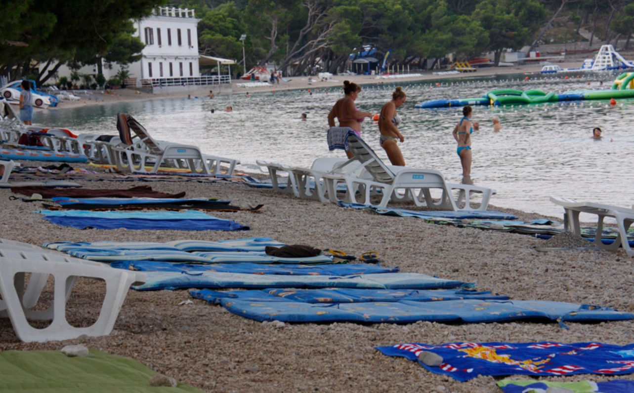 U Crnoj Gori kazne do 7.000 eura za one koji ostavljaju peškire na plaži