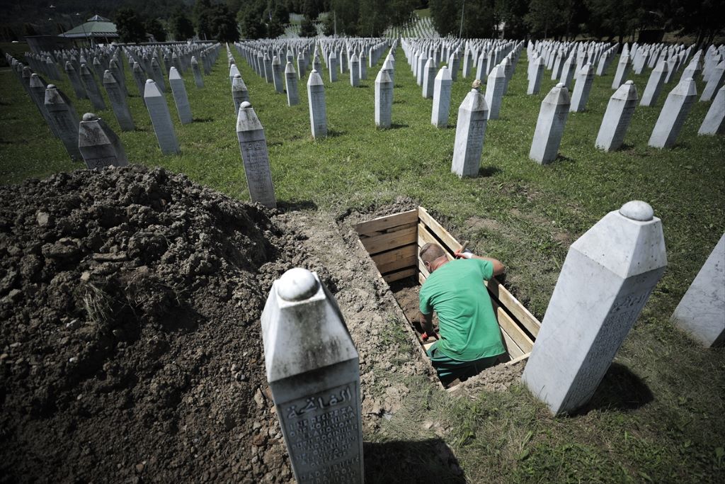 Pripreme za kolektivnu dženazu žrtava genocida 11. jula: U Potočarima se završava kopanje mezara