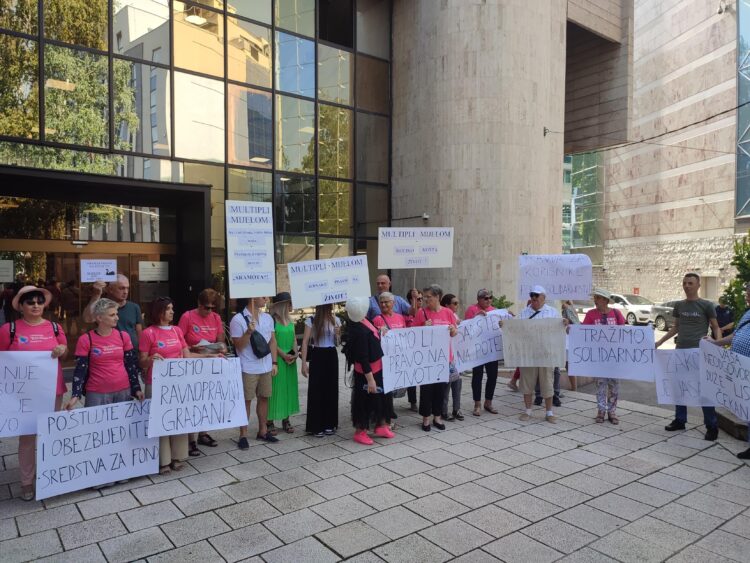 Počeli protesti ispred Parlamenta FBiH: “Zdravlje nije luksuz zdravlje je pravo”