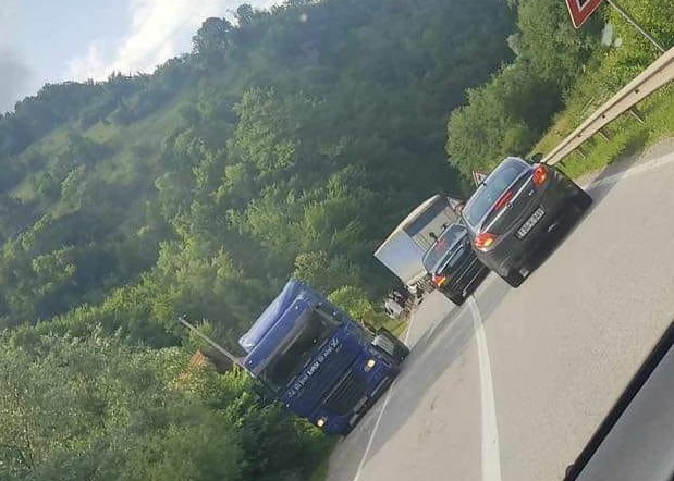 Saobraćajna nezgoda na putu Tuzla - Sarajevo, saobraćaj otežan