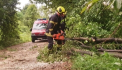 Jaki udari vjetra nanijeli štetu na preko stotinu objekata. Brojne štete na automobilima i elektro mrežama