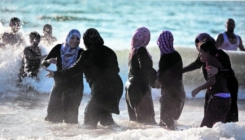 Desetine građana Trsta, u znak solidarnosti sa muslimankama, se okupali obučeni