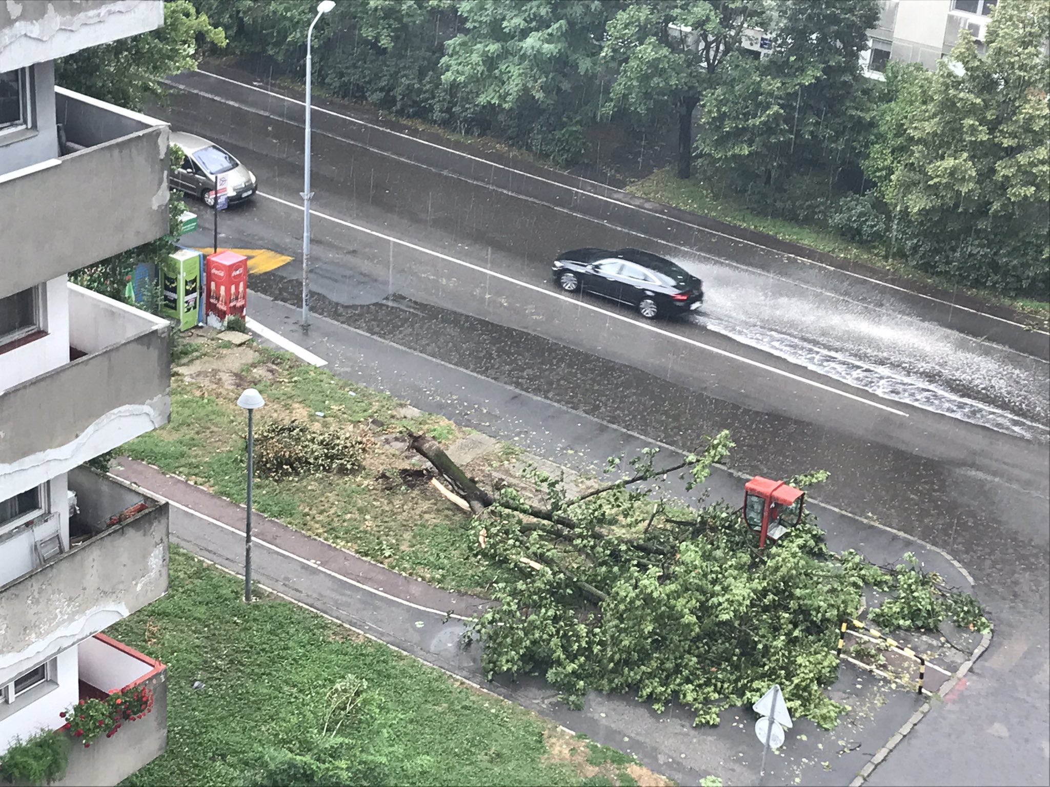 Beograd pogodilo nevrijeme: Na snazi crveni meteoalarm zbog obilnih pljuskova i olujnog vjetra