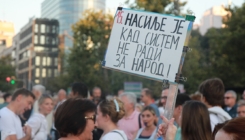 Protesti u Beogradu počeli minutom šutnje za žrtve u Gradačcu