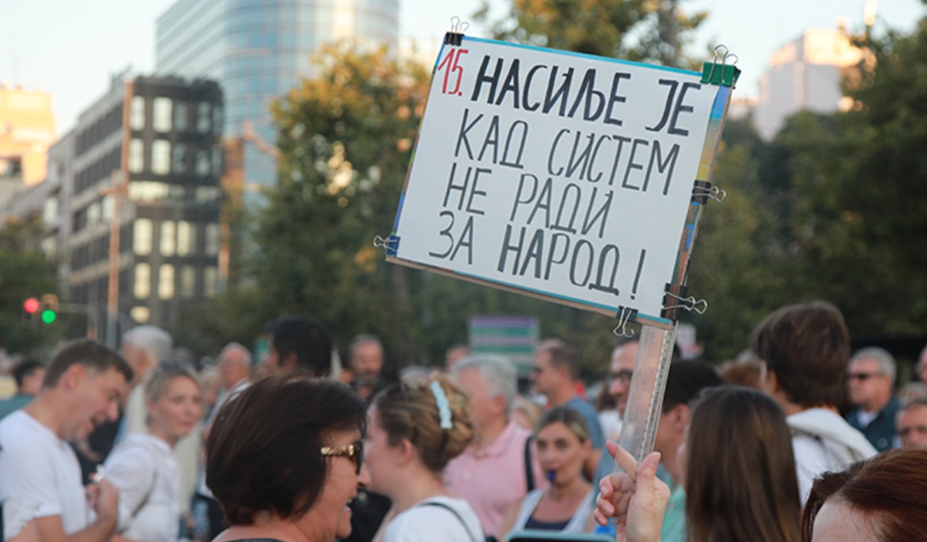 Protesti u Beogradu počeli minutom šutnje za žrtve u Gradačcu