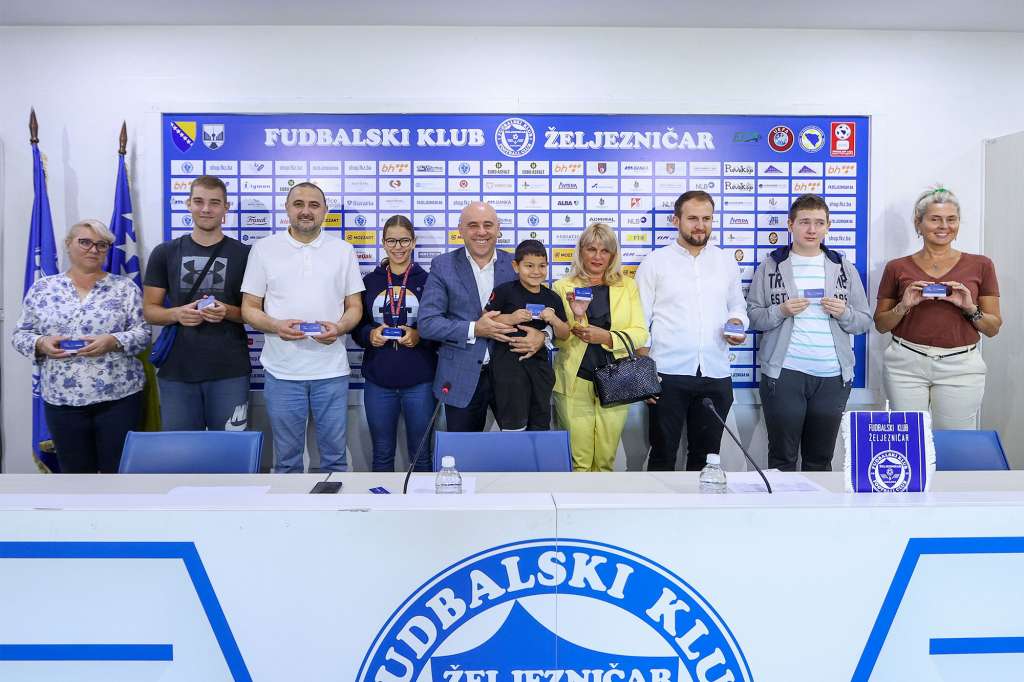 Lijep gest: FK Željezničar uručio 160 sezonskih karata predstavnicima domova koji brinu o djeci