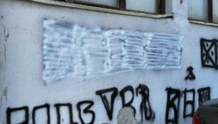 Prekrečen grafit koji veliča Ratka Mladića u Zvorniku