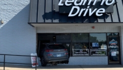 Instruktor vožnje se autom 'zakucao' u poslovnicu autoškole, tačno ispod natpisa 'naučite voziti'