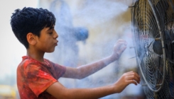 Iračani spas od vrućina pronalaze u ventilatorima koji prskaju vodu