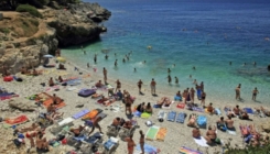 Na plaži u Istri u sat i po preminula dva 72-godišnja muškarca