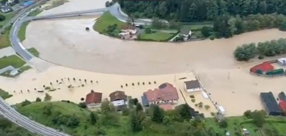 Slovenija: Rijeka Mura probila nasip, evakuisano 500 osoba