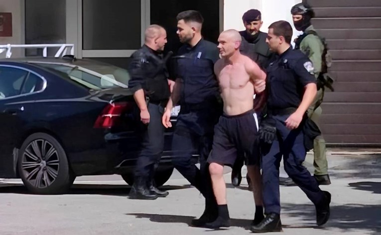 Muškarac zagrebačkim naseljem hodao sa dva noža, policija ga uhapsila