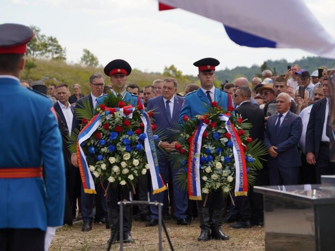 Dodik i Vučić položili vijence na Petrovačkoj cesti, odata počast stradalim Srbima