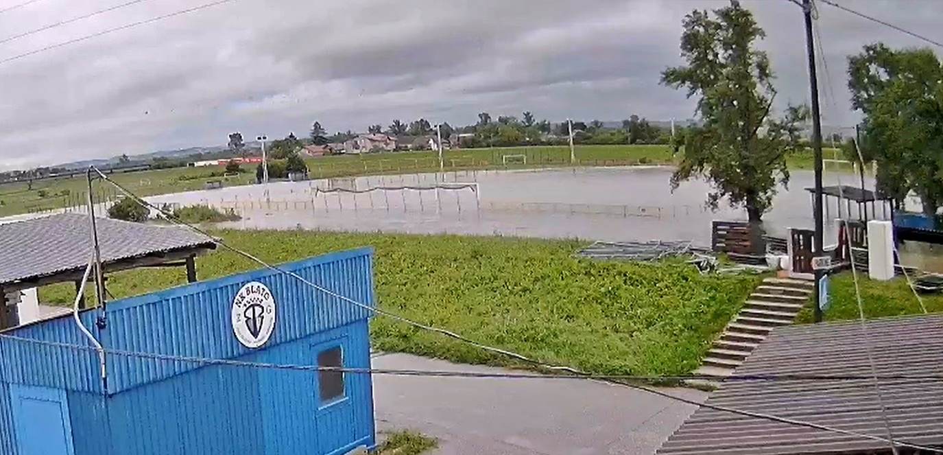 Strašan prizor u Hrvatskoj: Sava za tri minuta poplavila teren zagrebačkog kluba