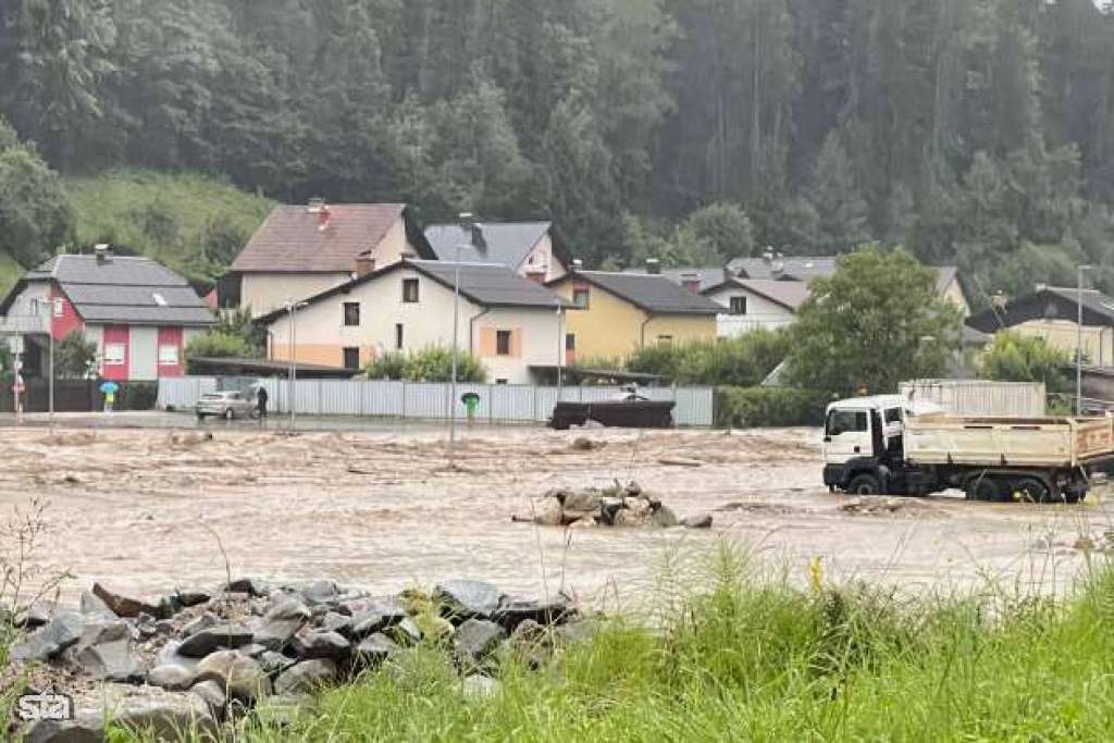 Ogromne poplave u Austriji i Sloveniji: Stanje alarmantno, u evakuaciju uključeni i helikopteri