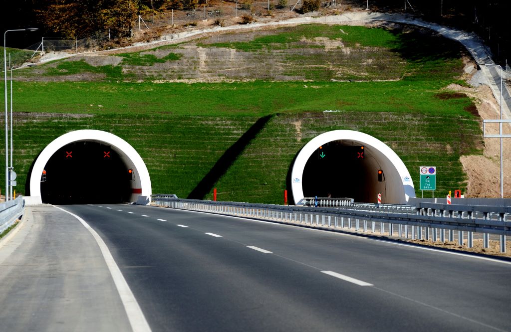 Saobraćajna nesreća na bh. autoputu: Jedna osoba povrijeđena