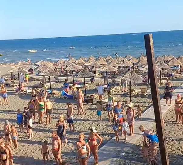 Neobičan prizor sa plaže u Ulcinju: Pjesma zbog koje svi stoje mirno