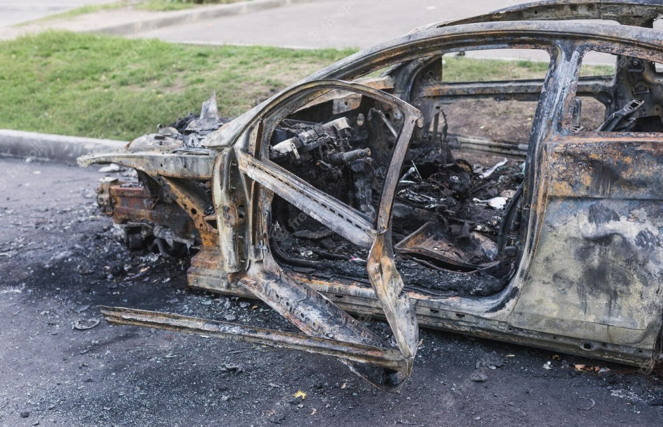 Porodici iz Hrvatske usred noći zapaljena dva automobila