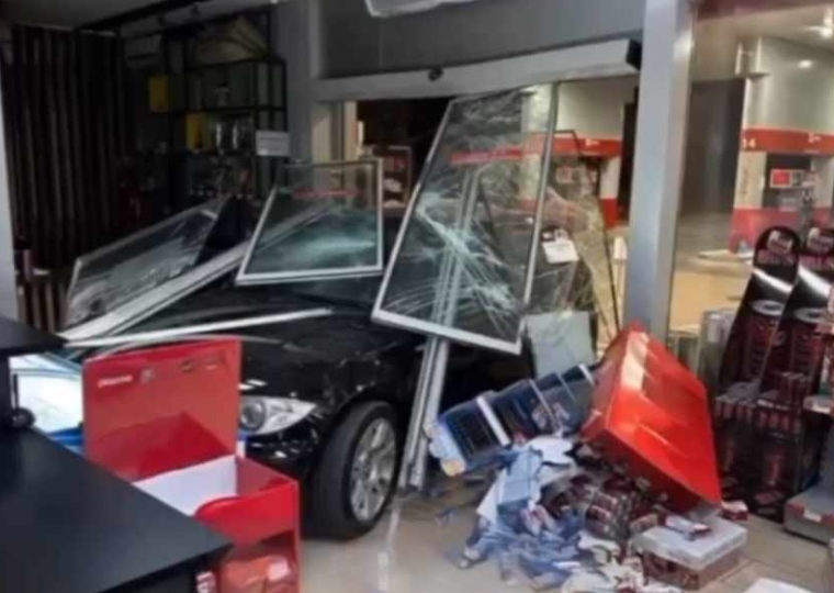Snimljen trenutak nesreće u Brčkom: BMW-om uletio u benzinsku pumpu