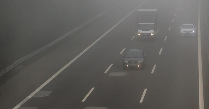 Na pojedinim putnim pravcima uz riječne tokove magla smanjuje vidljivost