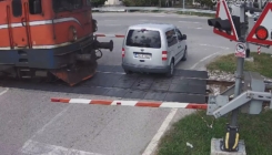 Vozačica ignorisala znak stop: Voz udario automobil u Prijedoru