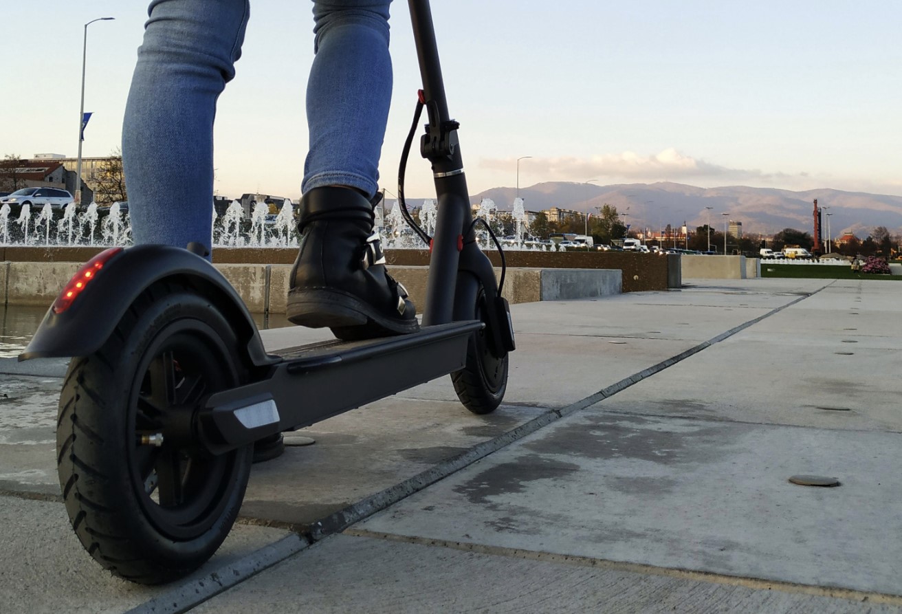 Maloljetnica pala s električnog romobila, doktori joj se bore za život