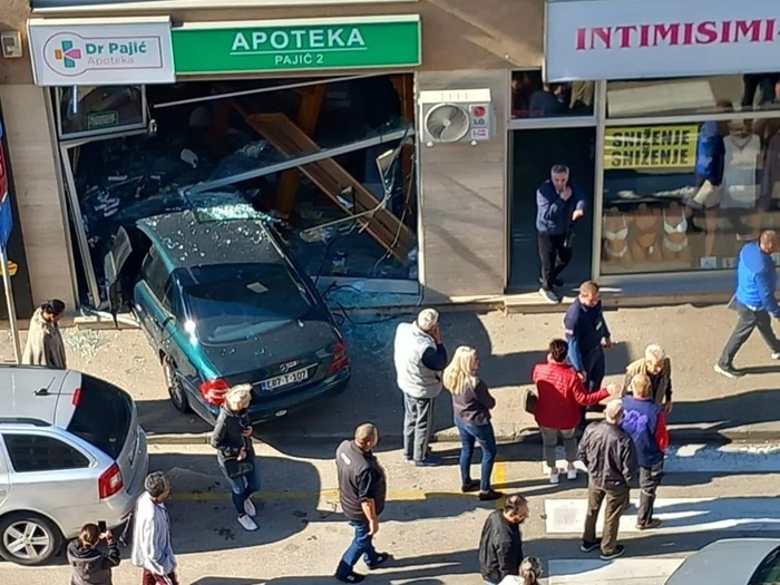 Vozač mercedesom uletio u apoteku u Brčkom