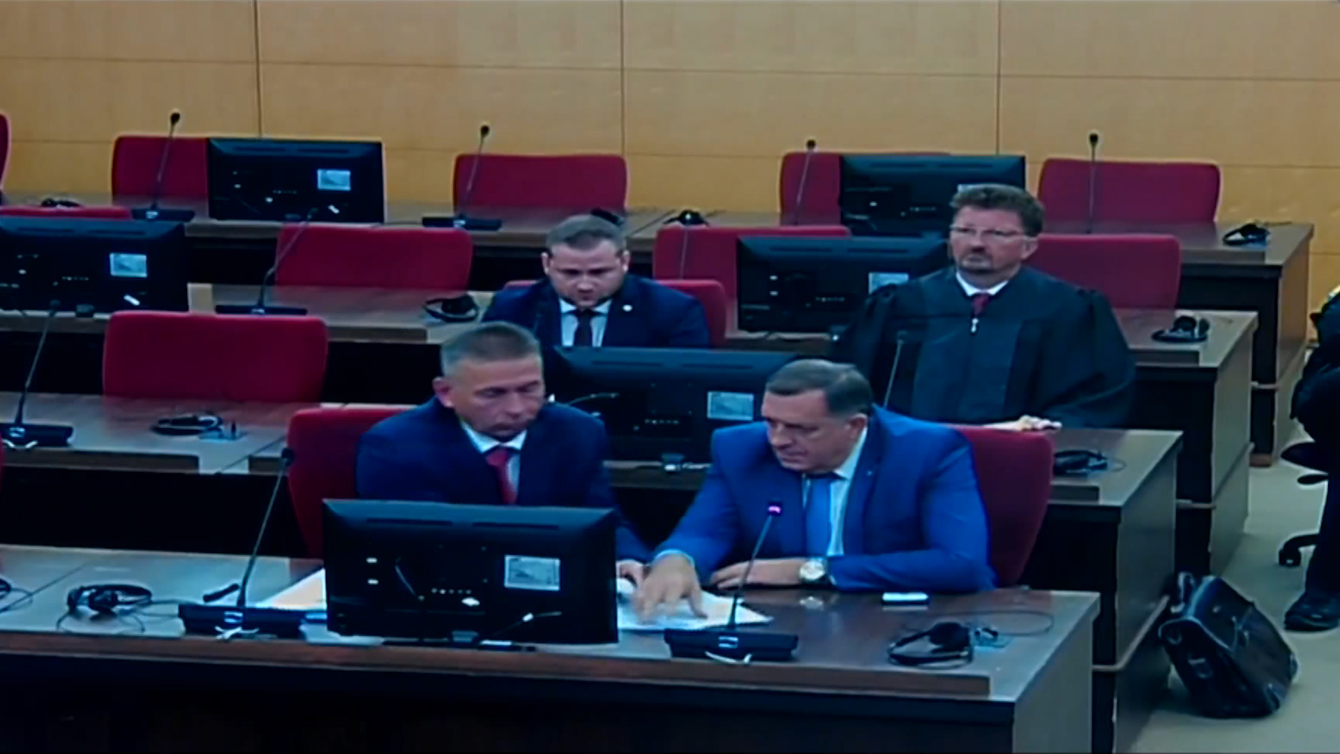 Objavljen snimak iz sudnice: Pogledajte neprimjereno ponašanje Milorada Dodika na ročištu