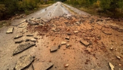 Jako grmljavinsko nevrijeme u Hercegovini, grom pogodio cestu