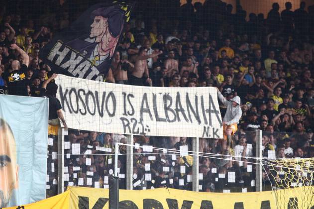 AEK doživotnom zabranom kaznio navijače koji su držali transparent “Kosovo je Albanija”