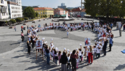 200 mališana iz Tuzle poslalo poruku dobrote i ljubavi