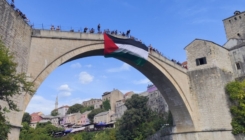 Zastava Palestine i skok podrške sa Starog mosta u Mostaru