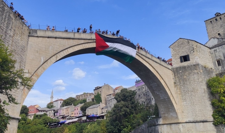 Zastava Palestine i skok podrške sa Starog mosta u Mostaru