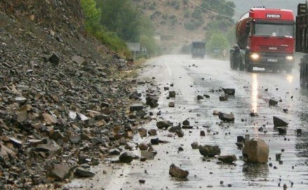 Mokra cesta i sanacioni radovi usporavaju saobraćaj u BiH: Povećana opasnost od odrona