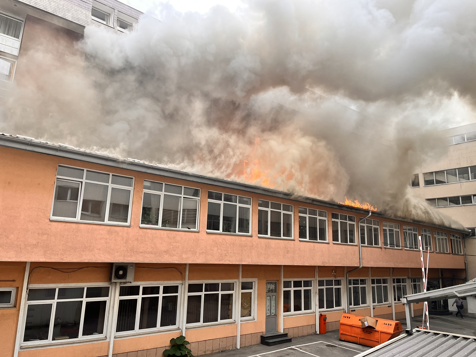 Požar u centru Banjaluke na zgradi preduzeća "Elektrokrajina"