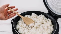 Poznata kuharica otkrila trik: Cijeli život pogrešno kuhate rižu, evo kako da ispadne savršena