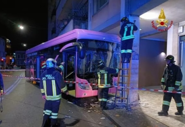 Električni autobus u Veneciji sletio s ceste, 15 ozlijeđenih