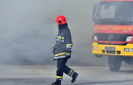 Požar u Bijeljini: Tokom gašenja vatre odjekivale detonacije