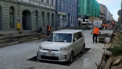 Radnici asfaltom okružili nepropisno parkirano auto pa otišli kućama
