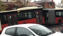 Prepolovio se gradski autobus u Beogradu