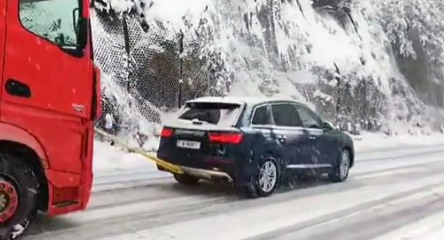 Neobičan prizor na cesti: Audi šlepa teretni kamion
