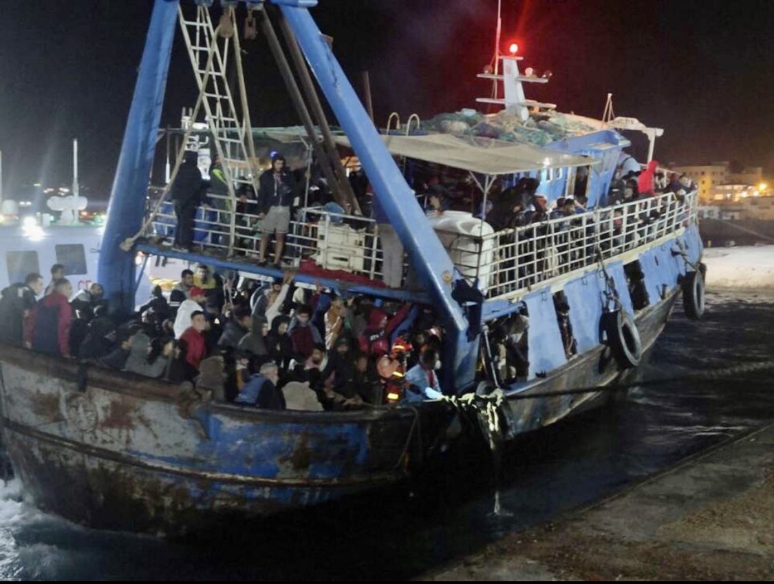 Italija: Poginula dvogodišnja djevojčica, osam migranata nestalo nakon potonuća broda