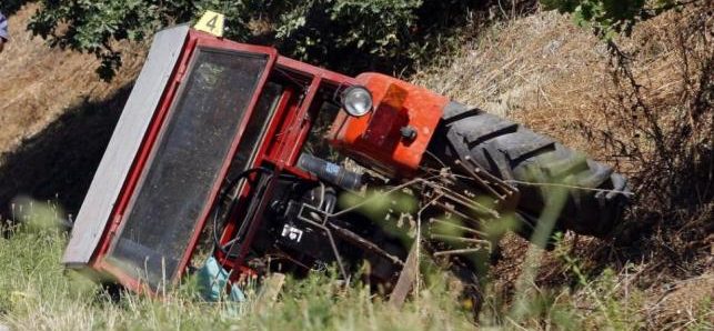 Dvije osobe povrijeđene u sudaru Passata i traktora