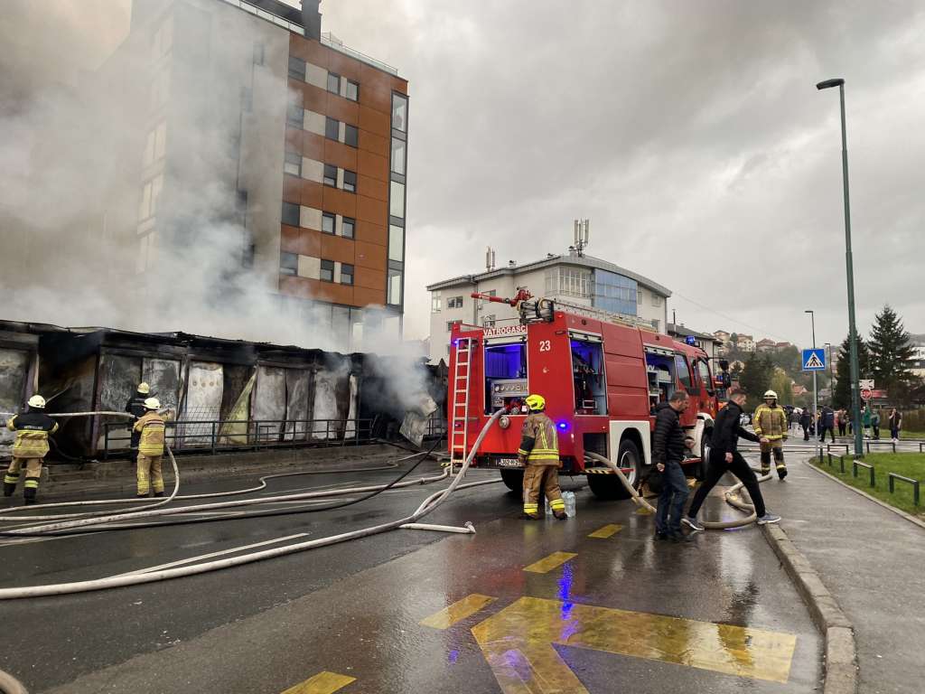 Požar na pijaci na Otoci pod kontrolom, u gašenju učestvovalo 50 vatrogasaca sa 17 vozila