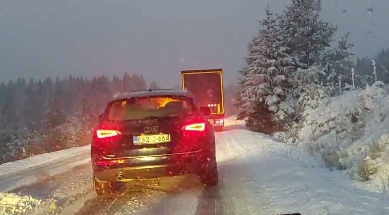 Zbog snijega otežan saobraćaj na putu Tuzla-Sarajevo, zabilježeni i zastoji