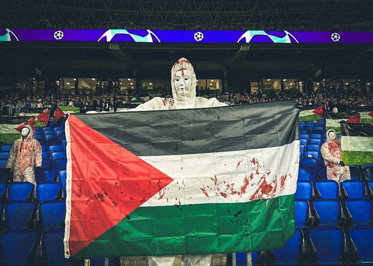 Performans "krvavi kombinezoni" u čast Palestine na tribinama stadiona u Španiji